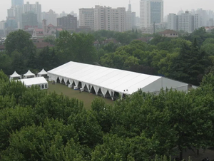 Tente industrielle modulaire multi-arche sur mesure, résistante au vent et à la pluie, avec structure en aluminium durable, pour entrepôt de stockage, exposition et commerce. - Product Image 3