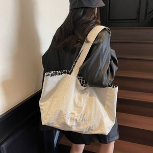 Sac fourre-tout pour femme à motif léopard, double face, grande capacité, en toile, pour le shopping - Product Image 3