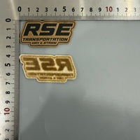 Patch logo de haute qualité, embossé et cousu sur des jeans authentiques avec des étiquettes en cuir personnalisées
