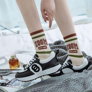 أحذية نسائية عصرية عالية الجودة لعام <span class=keywords><strong>2025</strong></span>، حذاء رياضي مخصص بنعل سميك وتصميم عصري يتماشى مع مشاهير الإنترنت - Product Image 6