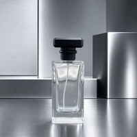 Flacon de parfum vide de luxe rectangulaire en verre transparent avec capuchon géométrique noir, pulvérisateur à fine brume et base épaisse pour emballage de parfum