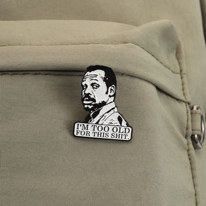 Je suis trop vieux pour ça - Broche émaillée, humoristique, thème policiers et criminalité, bijoux de revers, vente en gros - Product Image 3