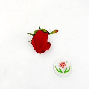 Fiori Artificiali di Rosa in Seta Morbida Fatti a Mano, Realistici Rossi e Bianchi da 5cm, per Matrimoni, Feste ed Eventi al Chiuso - Product Image 5