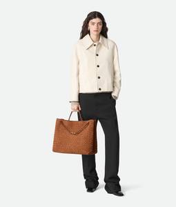 Sac à main Bottega BV Small Andiamo en cuir Intrecciato souple avec détail de nœud signature et bandoulière coulissante Veneta - Product Image 1