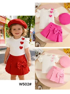 Ensemble pour bébé <span class=keywords><strong>fille</strong></span> de 0 à 3 <span class=keywords><strong>ans</strong></span> : Haut côtelé à manches longues avec motif cœur, fermeture boutonnée, détail nœud, jupe fendue et chapeau béret - Product Image 2