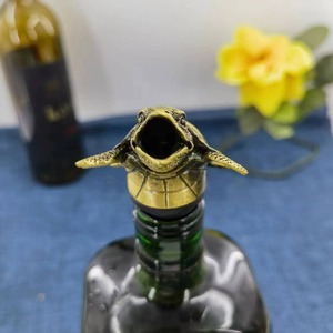 Versatore per Vino a Forma di Tartaruga Marina, Tappo per Bottiglia in Metallo con Aeratore e Beccuccio Antigoccia in Gomma per Bottiglie di Vino e Liquori - Product Image 4