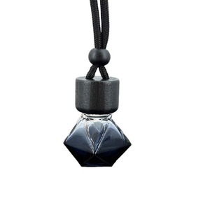 Diffuseur de voiture suspendu personnalisé, flacon en verre transparent de 8 ml avec bouchon en bois noir - Product Image 2