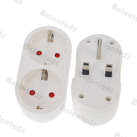 Adaptateur de prise Schuko UE vers Royaume-Uni 2 broches à 3 broches 2 voies Adaptateur de prise de voyage européen vers Royaume-Uni 13A 250V Double convertisseur d'extension Euro