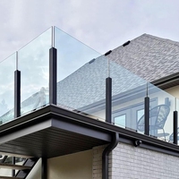 Rampe en aluminium Prima avec verre trempé pour balustrade extérieure, idéale pour escaliers résidentiels et balcons.