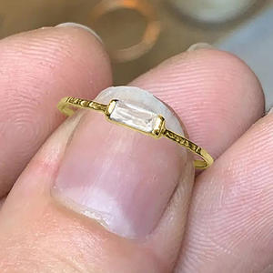 Bague H427 pour femme en or massif 18 carats avec topaze taille émeraude, sertie clos, bijou fin géométrique pour fiançailles - Product Image 4