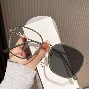 Gafas de Miopía con Montura Grande y Lentes Fotocromáticas que Cambian de Color, Modelo 2025 para Mujer - Product Image 1