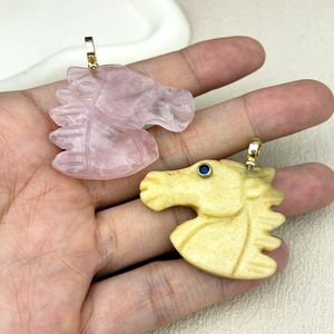 Colgante de Cabeza de <span class=keywords><strong>Caballo</strong></span> Tallado en Cristal Natural a Precio Económico al por Mayor, Accesorios de Moda Populares del Zodiaco del <span class=keywords><strong>Caballo</strong></span> para la Fabricación de Collares - Product Image 3