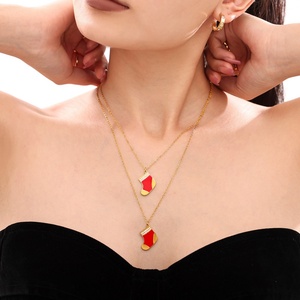 Collier tendance de Noël avec pendentif en zircon et motif chaussettes rouges, en acier inoxydable, cadeau pour femmes et jeunes filles - Product Image 4