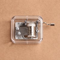 Vente en gros prix d'usine boîte à musique à manivelle mini boîte à musique transparente carrée boîte à musique populaire cadeau souvenir