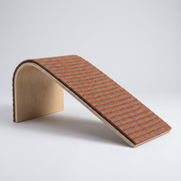 Grattoir pour chat Wave Cat Scratcher Large en liège teinté et carton ondulé avec base inclinée 405x270x175mm