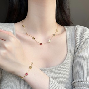 Set di Gioielli Classico e Trendy in Acciaio al Titanio con Zirconi Colorati, Collana e Bracciale con Lettere, Placcato Oro in Acciaio Inossidabile con Diamanti - Product Image 4