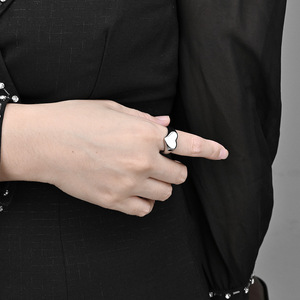 Anillo unisex de acero de titanio con forma de corazón, color oro y plata, joyería de boda, diseño minimalista para parejas - Product Image 4