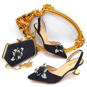 Conjunto de zapatos y bolsos de tacón cuadrado para mujer, zapatos italianos de tacón <span class=keywords><strong>bajo</strong></span>, sandalias brillantes azules, zapatillas con pajarita, novedad de 2023 - Product Image 3