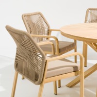 Fauteuil de style scandinave en corde tressée avec structure en aluminium, accoudoirs incurvés et coussin, chaise de salle à manger d'extérieur