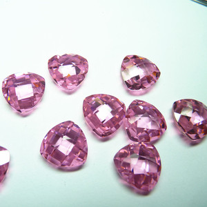 4mm-10mm Double Checker Board Cut CZ Stone Trillion Shape Briolette Cut Cubic Zirconia Faceted Beads pour la fabrication de bijoux - Product Image 3