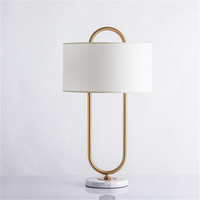 Lampe de table LED moderne en forme de U avec cadre en fer doré et base en marbre blanc, pour salon, chambre, bureau, villa, hôtel, décoration intérieure