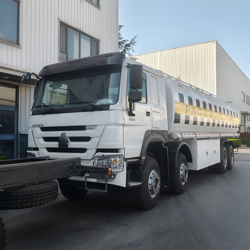 Грузовик SINOTRUK HOWO 8x4 с приводным колесом, переносчик молока, новое состояние, механическая коробка передач, автоцистерна с пищевым молоком