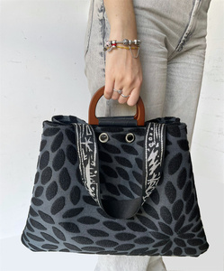Borse a Spalla da Donna in PVC e Cotone, Stile Rock Classico, Realizzate in Italia, Materiale Sostenibile, Design Personalizzato, Fatte a Mano - Product Image 5