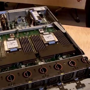 เซิร์ฟเวอร์แร็ค Enterprise Core ThinkSystem SR850 V2 ขนาด 2U พร้อมโปรเซสเซอร์ Xeon Scalable ที่ปรับแต่งมาเพื่อการใช้งานกับฐานข้อมูลแบบ In-Memory - Product Image 3