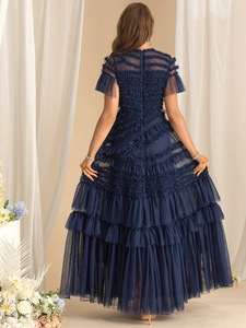 Abiti <span class=keywords><strong>da</strong></span> <span class=keywords><strong>Sera</strong></span> Taglie Forti Primavera 2026, Vestito Lungo in Rete Blu Scuro con Maniche Corte e <span class=keywords><strong>Motivi</strong></span> Floreali a Cascata - Product Image 2