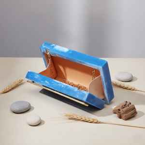 Pochette en résine faite à la main colorée pour femmes avec une construction durable, un design léger et tendance - Product Image 3