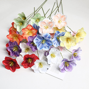 Fleurs artificielles de tulipes Lichao à 3 têtes, en soie, toucher réel, pour mariage et décoration intérieure - Product Image 4