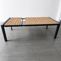 Table de jardin extensible avec plateau en lattes de bois et structure en métal noir mat, mobilier de patio pour jardin