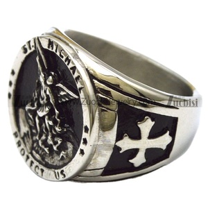 Bague vintage Battle Angel <span class=keywords><strong>Michael</strong></span> en acier inoxydable avec placage or, signet ST. <span class=keywords><strong>MICHAEL</strong></span> PROTECT US avec croix - Product Image 2