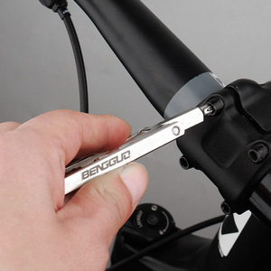 Clé à molette multifonction en acier Yueli 8 en 1 pour équipement de vélo de montagne - Product Image 1