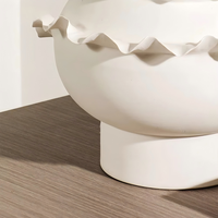 Vase en céramique fait main avec des détails floraux façonnés à la main, ornement décoratif créatif unique