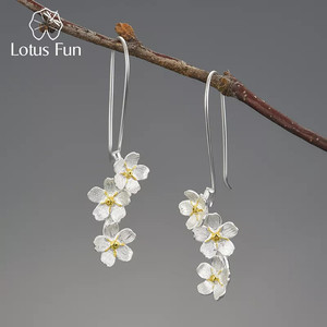 Orecchini pendenti a fiori freschi e eleganti per matrimonio divertente con loto - Product Image 5