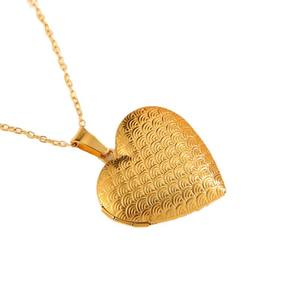 Collana con Ciondolo a Cuore Vintage in Acciaio Inossidabile, Catena a Onda d'Acqua Placcata Oro, Gioiello Raffinato e di Lusso per Signore - Product Image 5