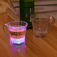 Gobelet lumineux LED coloré, versez de l'eau sur le gobelet à induction lumineux en forme d'ananas, bar, verre à bière changeant de couleur, gobelet transparent