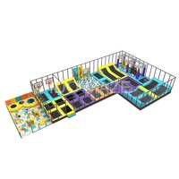 Parc de trampolines d'aventure en intérieur avec toboggan géant, dodgeball et fosse à mousse pour adultes, garçons et filles