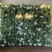 Panneau mural floral 3D vert et blanc MoKtong avec roses artificielles en soie, verdure et feuilles de fougère pour toile de fond de mariage ou de fête éco-responsable
