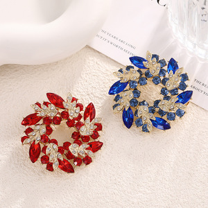 Broches de mode en alliage de zinc, motif couronne de strass et cristaux, rouge, vert, bleu, bijoux de fête, pince à foulard, forme végétale - Product Image 2