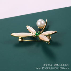 Broches élégantes au tempérament raffiné, incrustées de perles d'eau douce et de zircon avec une libellule en coquillage, bijoux en gros pour robe et manteau - Product Image 2