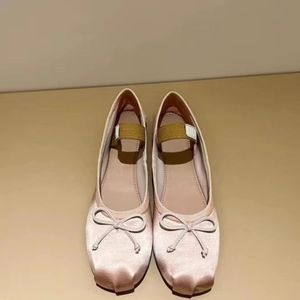 รองเท้าบัลเล่ต์สไตล์เรโทรสำหรับผู้หญิง ยี่ห้อ Miu รุ่นใหม่ หัวรองเท้าผ้าไหมซาติน แบบแมรี่เจน ประดับโบว์ พื้นรองเท้า PU แบบสวม เพิ่มความสูง สำหรับฤดูใบไม้ร่วง - Product Image 3