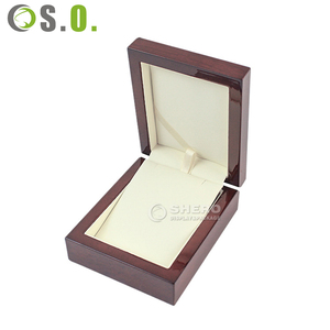 Boîte à bagues en bois pour les bagues de championnat de basketball et de football - Élégant coffret de présentation avec décor carré pour bijoux sportifs - Product Image 1