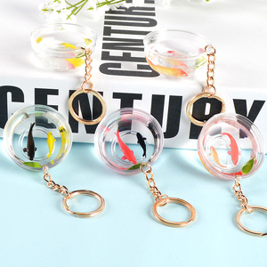 Los llaveros y colgantes de peces dorados y koi se venden con gran rapidez en los puestos de los mercados nocturnos, convirtiéndolos en recuerdos populares. - Product Image 3