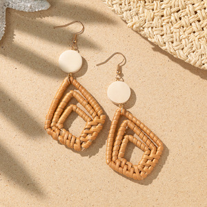 Boucles d'oreilles tissées Diamant géométrique Boucles d'oreilles tissées en rotin de couleur bois pour femmes Uionen 1031 - Product Image 4