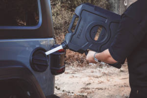 Jerrycan para puerta todoterreno de 9L, soporte de montaje de bisagra para puerta de combustible, 2,5 galones para Jeep Wrangler JK JL 4XE Gladiator JT 4x4, accesorios - Product Image 4