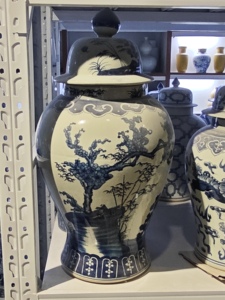 Grand pot à gingembre en porcelaine bleue et blanche, fait main, motif Trois amis de l'hiver, 65 cm de haut - Product Image 3