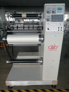 Machine de rembobinage automatique de films avec fonction de pelage et de découpe de film de laminage pour rouleaux d'étiquettes de films d'emballage souples - Product Image 1