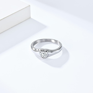 Anillo de acero de titanio con forma de corazón con incrustaciones de diamantes estilo Ins yunnique para mujer, forma de corazón simple y moderna, elegante - Product Image 3